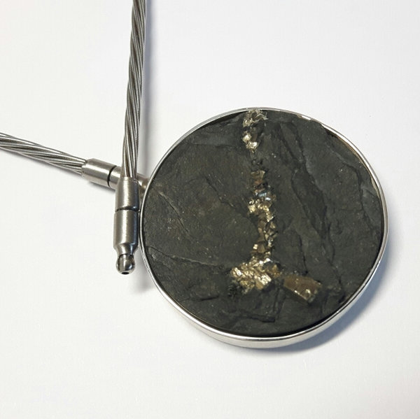 925/- Silber mit einem runden Schiefer mit Pyrit